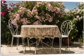 Tuinposter – Tafel - Stoelen - Tafelkleed - Bloemen - 105x70 cm Foto op Tuinposter (wanddecoratie voor buiten en binnen)