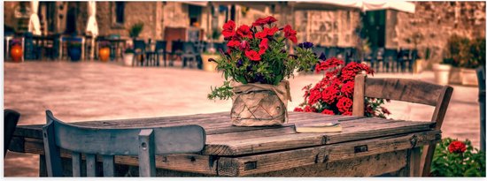 Poster (Mat) - Tafel - Pleintje - Bloemen - Stoelen - Parasol - Kleuren - 60x20 cm Foto op Posterpapier met een Matte look