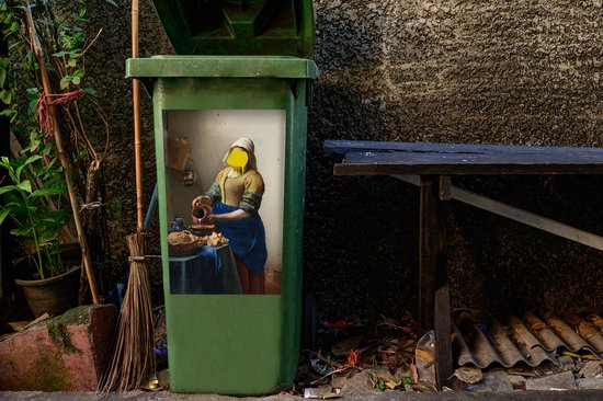 Container sticker Oude meestersKerst illustraties - Het Melkmeisje van oude meester Johannes Vermeer met een gele klodder verf Klikosticker - 40x60 cm - kliko sticker - weerbestendige containersticker - StickerSnake
