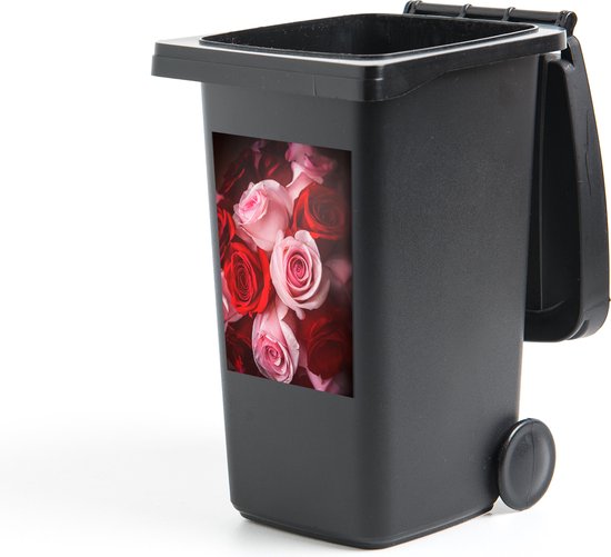 Container sticker Roze roos - Een close-up van een boeket van roze en rode rozen Klikosticker - 40x60 cm - kliko sticker - weerbestendige containersticker