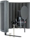 Zwarte microfoon, houder en popfilter binnen een gebogen zwart schuimpaneel.