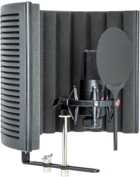 Zwarte microfoon, houder en popfilter binnen een gebogen zwart schuimpaneel.