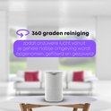 Witte luchtreiniger op een salontafel in een modern interieur.