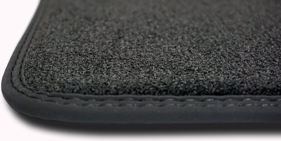 Gros plan détaillé d'un tapis gris foncé de haute qualité avec une bordure grise.