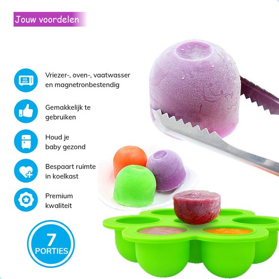 Groen siliconen bakje met 7 porties babyvoeding. Een bevroren paarse bal wordt met een tang eruit gehaald.
