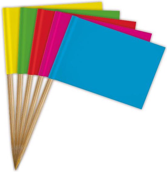 Een stapel met vijf gekleurde vlaggetjes: blauw, roze, rood, groen en geel. Ze zitten aan houten prikkers.