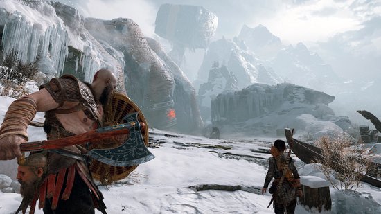 Kratos en Atreus in een boot, kijkend naar gigantische bevroren ruïnes.