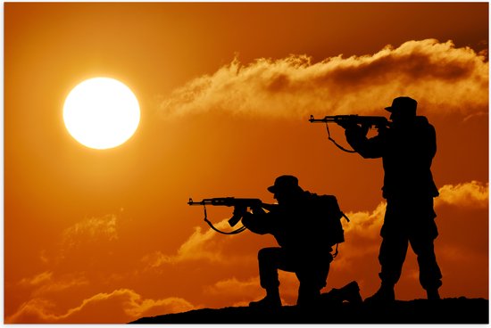 Poster (Mat) - Silhouet van Twee Soldaten op Berg bij de Felle Zon - 150x100 cm Foto op Posterpapier met een Matte look