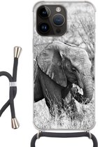 Geschikt voorApple Iphone 14 Pro - Crossbody Case - Olifant - Dieren - Gras - Zwart wit - Siliconen - Crossbody - Backcover met Koord - Telefoonhoesje met koord - Hoesje met touw