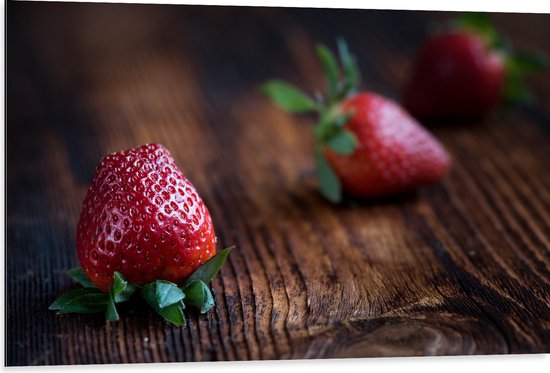 Dibond - Aardbeien op Houten Tafel - 105x70 cm Foto op Aluminium (Met Ophangsysteem)
