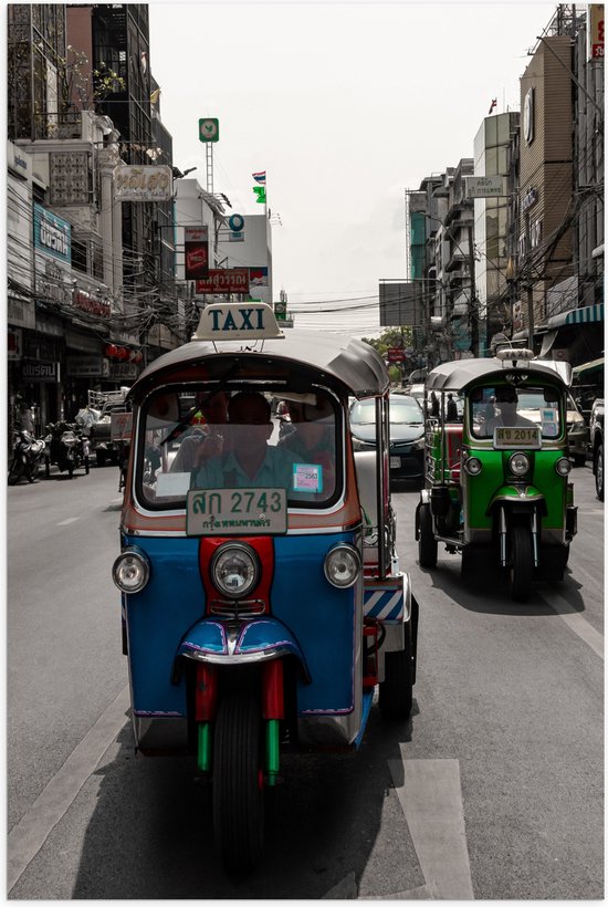 Poster Glanzend – Tuktuks Rijdend door de Straten van de Stad - 50x75 cm Foto op Posterpapier met Glanzende Afwerking