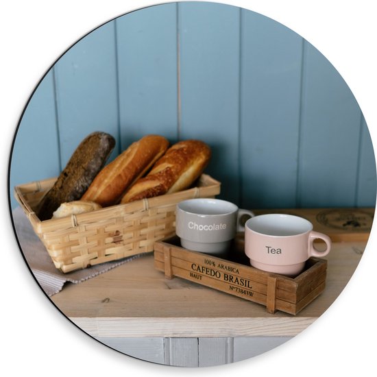 Dibond Muurcirkel - Mand met Broodjes en Koffie op Kast - 30x30 cm Foto op Aluminium Muurcirkel (met ophangsysteem)