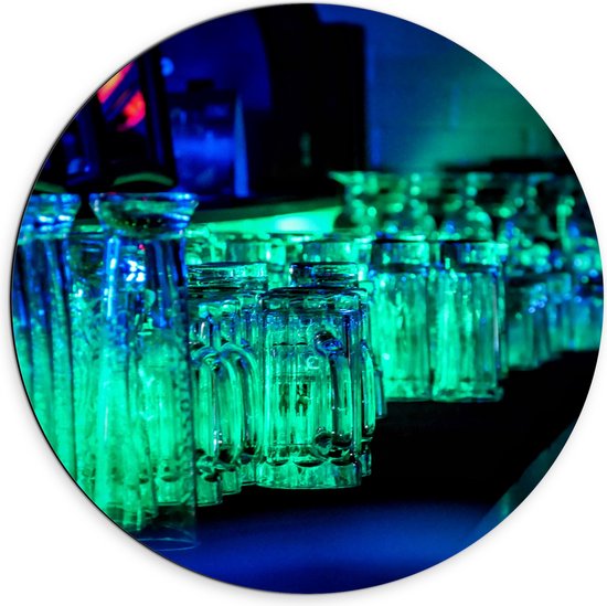 Dibond Muurcirkel - Glazen op Bar met Groen Licht - 70x70 cm Foto op Aluminium Muurcirkel (met ophangsysteem)