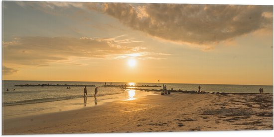 Vlag - Personen - Avondzon - Zee - Strand - Zand - Water - Wolken - 100x50 cm Foto op Polyester Vlag