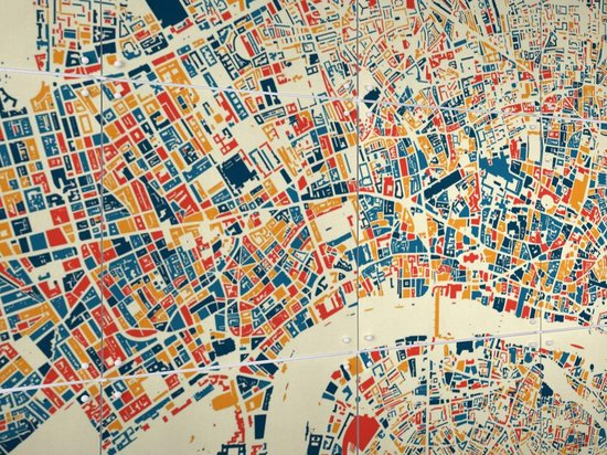Gros plan détaillé d'une carte de la ville de Londres en bleu, orange et rouge sur fond crème.