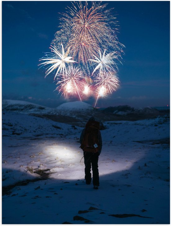 Poster Glanzend – Persoon - Sneeuw - Vuurwerk - Kleuren - 30x40 cm Foto op Posterpapier met Glanzende Afwerking