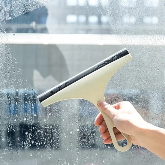 Een hand houdt een crèmekleurige raamwisser vast met een zwarte rubberen strip, vegend over een raam met waterdruppels.
