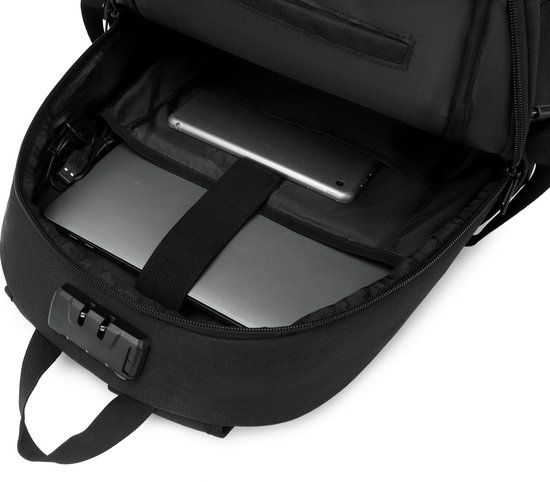 Open zwarte rugzak met een 15,6 inch laptop, tablet en een cijferslot.