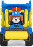 Vooraanzicht van blauwe kiepwagen met gele onderdelen en een hondje in de cabine.