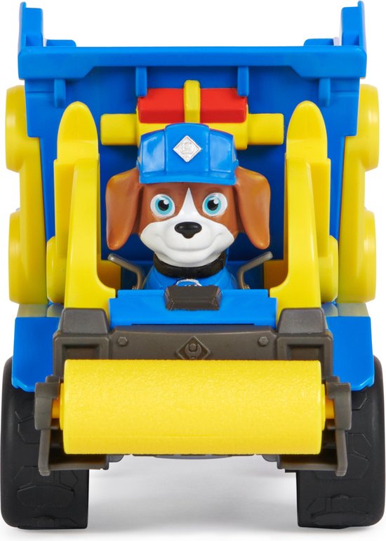 Vooraanzicht van blauwe kiepwagen met gele onderdelen en een hondje in de cabine.