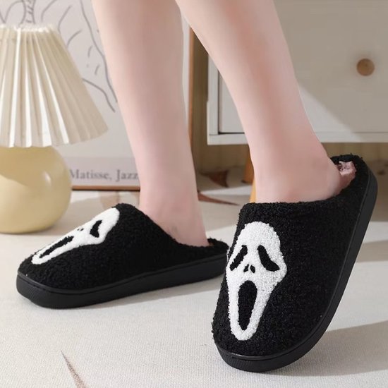 Zwarte fuzz-pantoffels met witte 'Scream'-masker opdruk. Roze voering en zwarte zool.