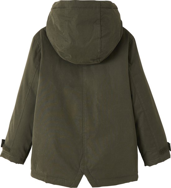 Achterkant groene winterparka met capuchon en verstelbare bandjes aan de mouwen.