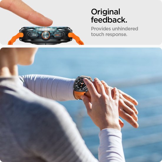 Vinger drukt op smartwatch met oranje bandje. Vrouw met smartwatch in de natuur.