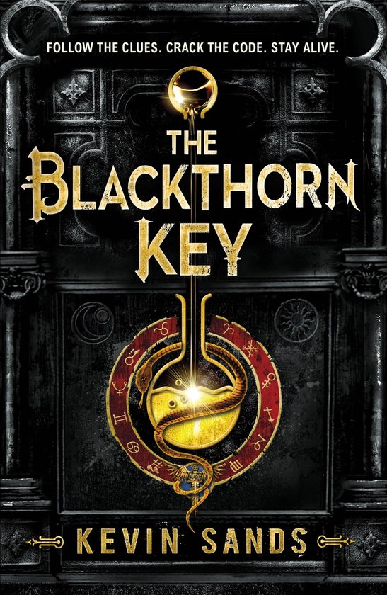 Boekomslag 'The Blackthorn Key' van Kevin Sands. Donkere, verweerde deur met gouden tekst en symbolen. Een slang wikkelt zich rond een flesje.