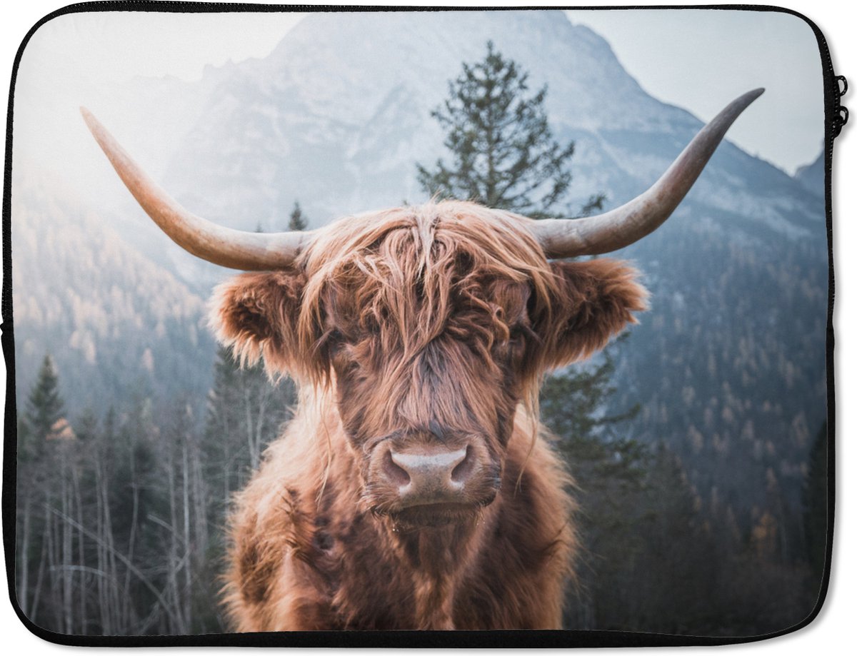 Laptophoes 15.6 inch - Schotse hooglander - Koe - Dieren - Berg - Natuur - Laptop sleeve - Binnenmaat 37x26 cm - Zwarte achterkant