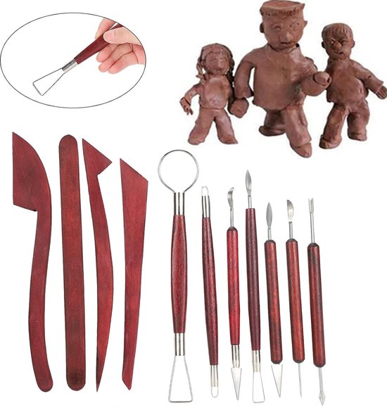 Een set van 11 kleigereedschappen met houten handvatten, inclusief een driehoekige schraper en beeldjes van klei.