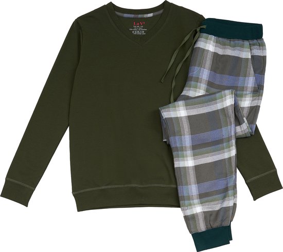 Ensemble de pyjama vert kaki à col en V avec un pantalon à carreaux verts, bleus et gris.
