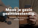 Zwarte Tile tracker op een handdoek bij een zwembad, naast een speaker. Een hand houdt een bruin paspoorthouder met Tile.