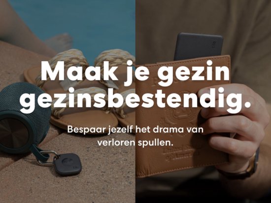 Zwarte Tile tracker op een handdoek bij een zwembad, naast een speaker. Een hand houdt een bruin paspoorthouder met Tile.