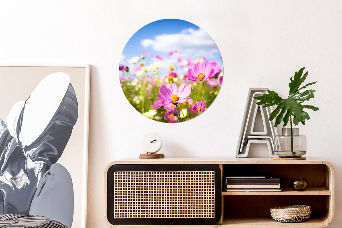 WallCircle Wandcirkel 60x60 - Bloemen - Wei - Paars - Gras - Wit - Wolken - Blauw - Ronde schilderijen woonkamer - Wandbord rond - Muurdecoratie cirkel - Kamer decoratie binnen - Wanddecoratie muurcirkel - Woonaccessoires