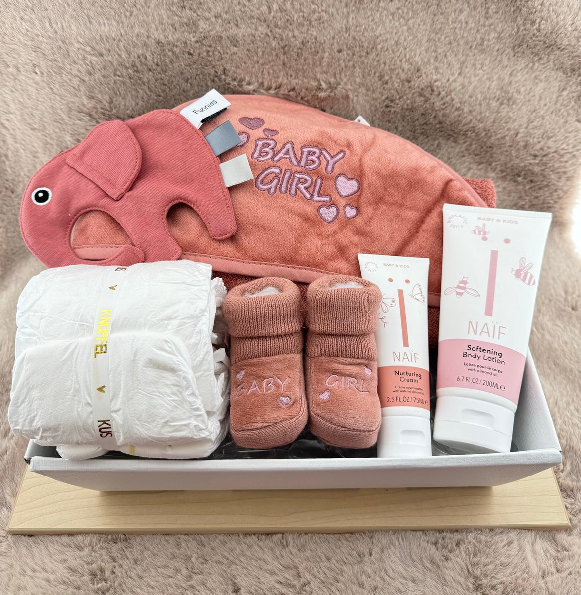Goedkoopste Baby •Geschenkmand Meisje Naïf• - Cadeau voor Vrouwen - Perfect Gifts