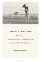 Zwart-wit foto van een vrouw met wapperend haar die op een landweg staat. De titel 'POETICS OF LISTENING INNER LIFE, SOCIAL TRANSFORMATION, PLANETARY PRACTICES' staat eronder.