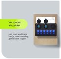 Zwart schakelpaneel met 6 blauwe LED-schakelaars en USB-poorten, verpakt in een kartonnen doos met tracking code.