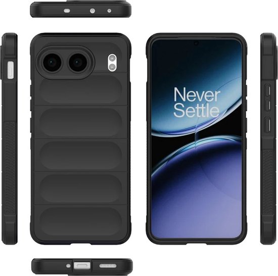 Zwarte telefoonhoes met horizontale ribbels, getoond vanuit meerdere hoeken, inclusief telefoon met 'Never Settle' logo.
