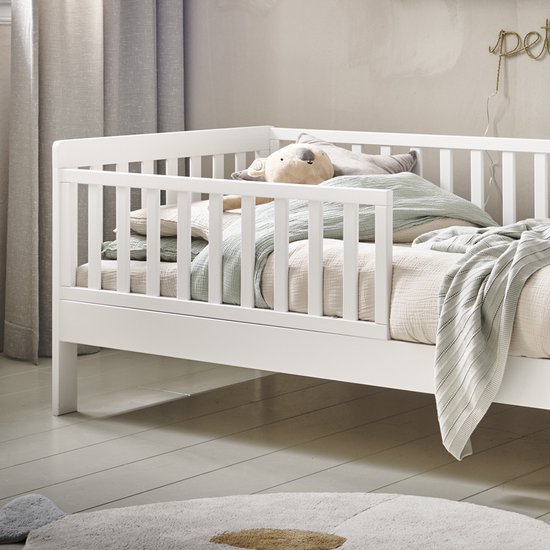 Peuterbed 140x70 cm - Wit Kinderbed - Creëer een Veilige & Stijlvolle Slaapomgeving - Voor Kleintjes die Hun Ledikant Ontgroeid Zijn - Plume Collectie