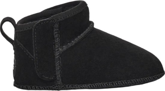 Zwarte UGG babylaarsjes van suède met een aantreklusje aan de achterkant.