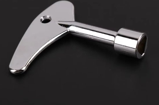 Clé triangulaire métallique brillante avec une poignée plate et une douille carrée.