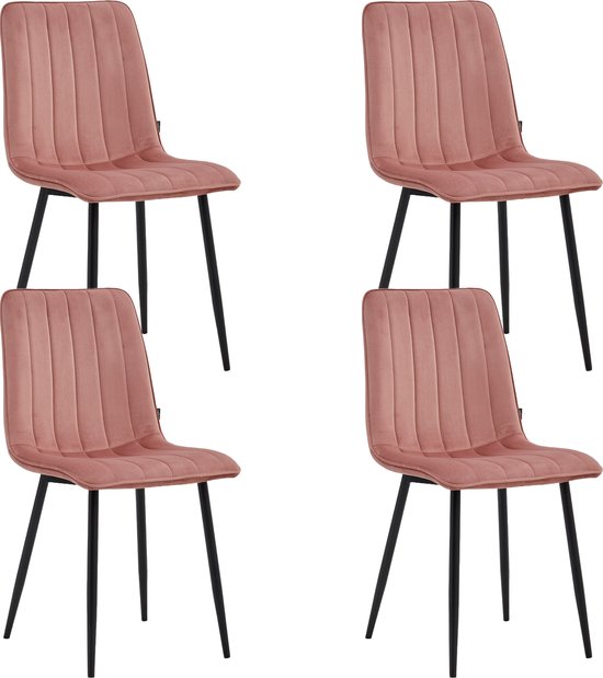 Vier roze fluwelen eetkamerstoelen met verticale ribbels en zwarte metalen poten.