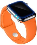 Oranje Apple Watch band met een zilverkleurige horlogekast en doorzichtige screenprotector.