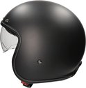 Matzwarte helm met opklapbaar vizier en witte stiksels, op een zwarte achtergrond.