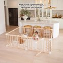 Grote babyren van natuurlijk grenenhout met witte connectoren, met twee baby's in een keukeninterieur.