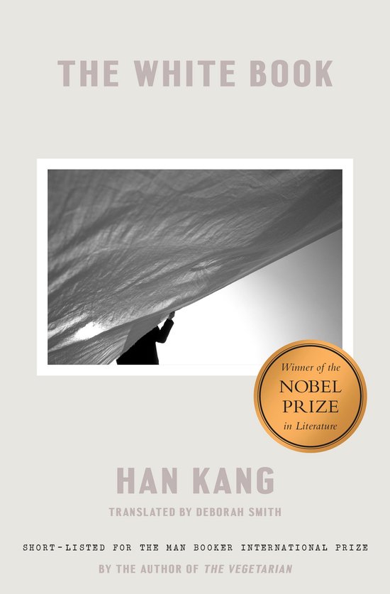Het boek "The White Book" van Han Kang, met een beeld van een persoon die wit textiel omhoog houdt. Bekroond met de Nobelprijs.