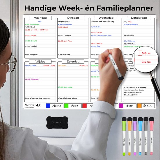 Hand wijst naar de afmetingen van de magnetische weekplanner: 0,8 cm dik en 9,4 cm lang. Planbord met secties voor dagen, boodschappenlijst en notities.