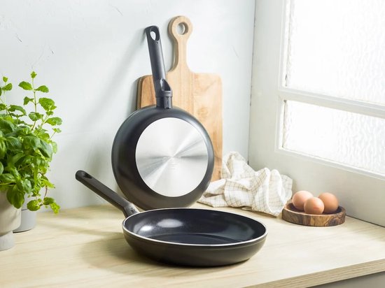 BK Brilliant Gezond Keramisch Non-Stick Inductie Compatibel 24cm Sauté Pan met Deksel, Oven en Broiler Veilig tot 160C, Duurzaam en Professioneel, Vaatwasmachinebestendig, PFAS Vrij, Zwart
