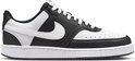 Zwarte en witte Nike Court Vision Low sneaker met witte veters en witte zool.