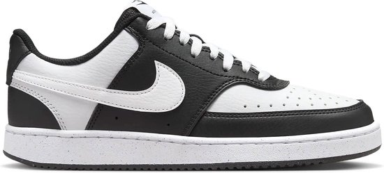 Zwarte en witte Nike Court Vision Low sneaker met witte veters en witte zool.